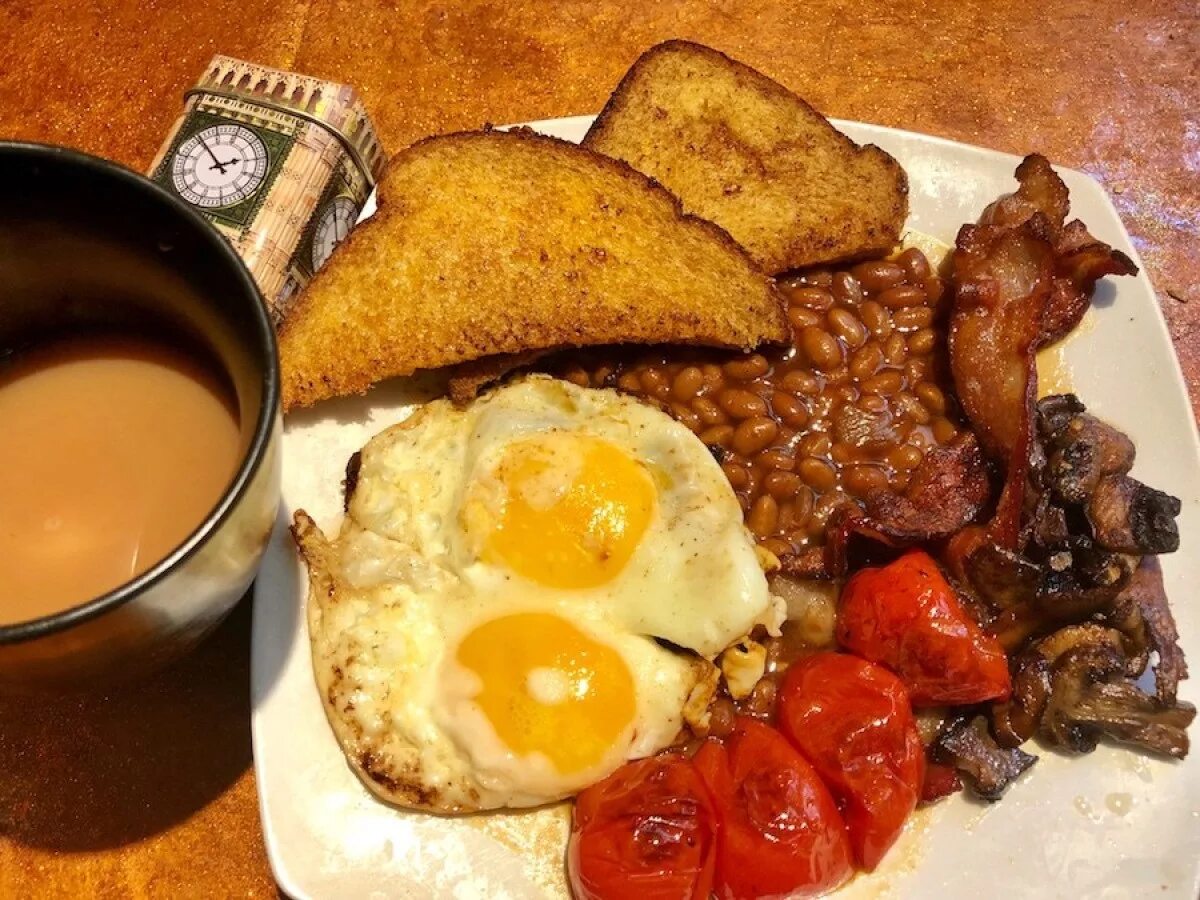 Breakfast us. Фул Инглиш Брекфаст. Америка Брекфест. Американский завтрак. Традиционный британский завтрак.