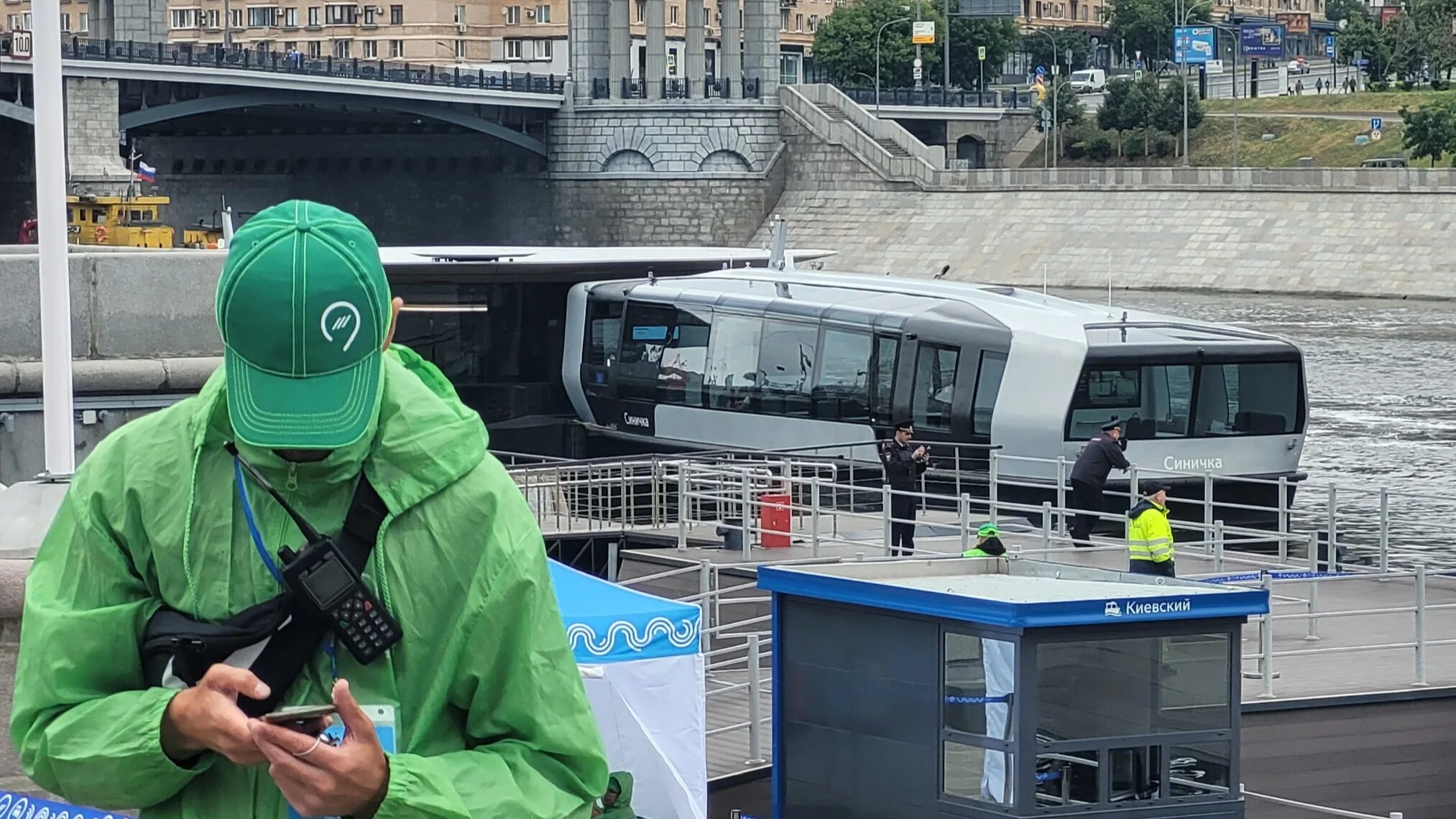 Речной трамвайчик в Москве. Трамвайчик по Москве реке. Водный трамвай в Москве. Люди на вокзале.