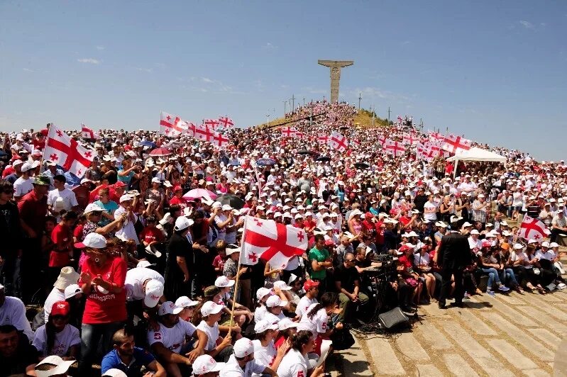 Грузия тбилиси народ. Грузия люди. Грузия тбилиси флаг. Грузия население жители. Грузия 2020.