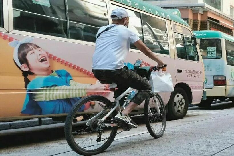 Догнать велосипед. Забавная случайность. Курьезные случайности фото. Смешное совпадение картинок на улице. Смешные совпадения.