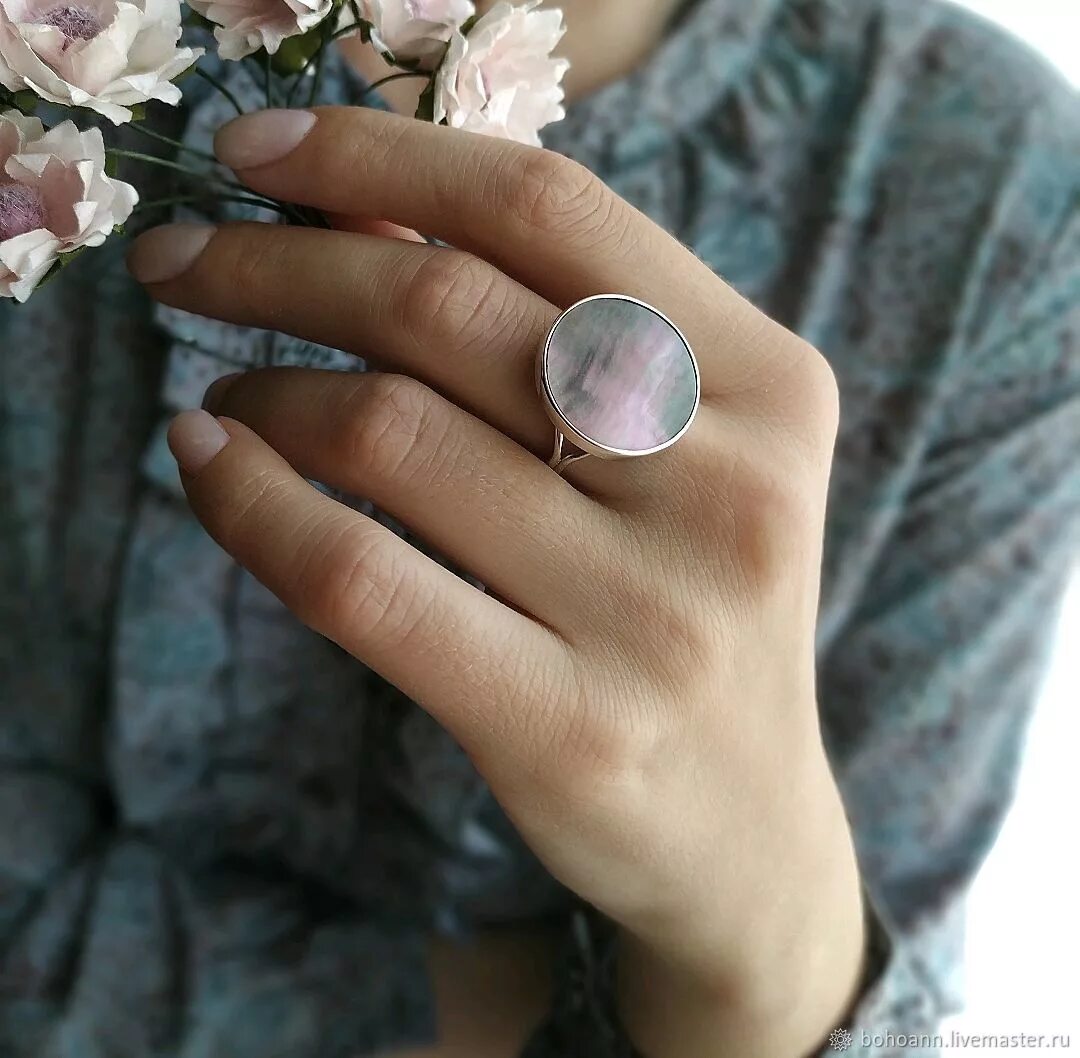 Кольцо с овальным камнем. Серебряные кольца с овальным камнем. Круглые колечки с камнями. Кольцо с круглым камнем. Кольцо с круглым камнем.