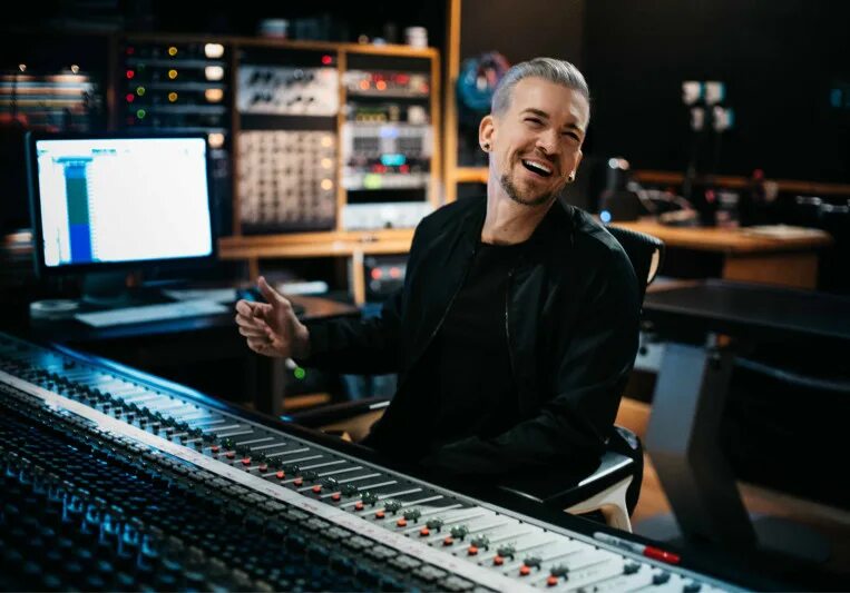 Project producer. Музыкальный продюсер. продюсеры the producers. музыкальное продюсирование. музыкальный продюсер профессия.