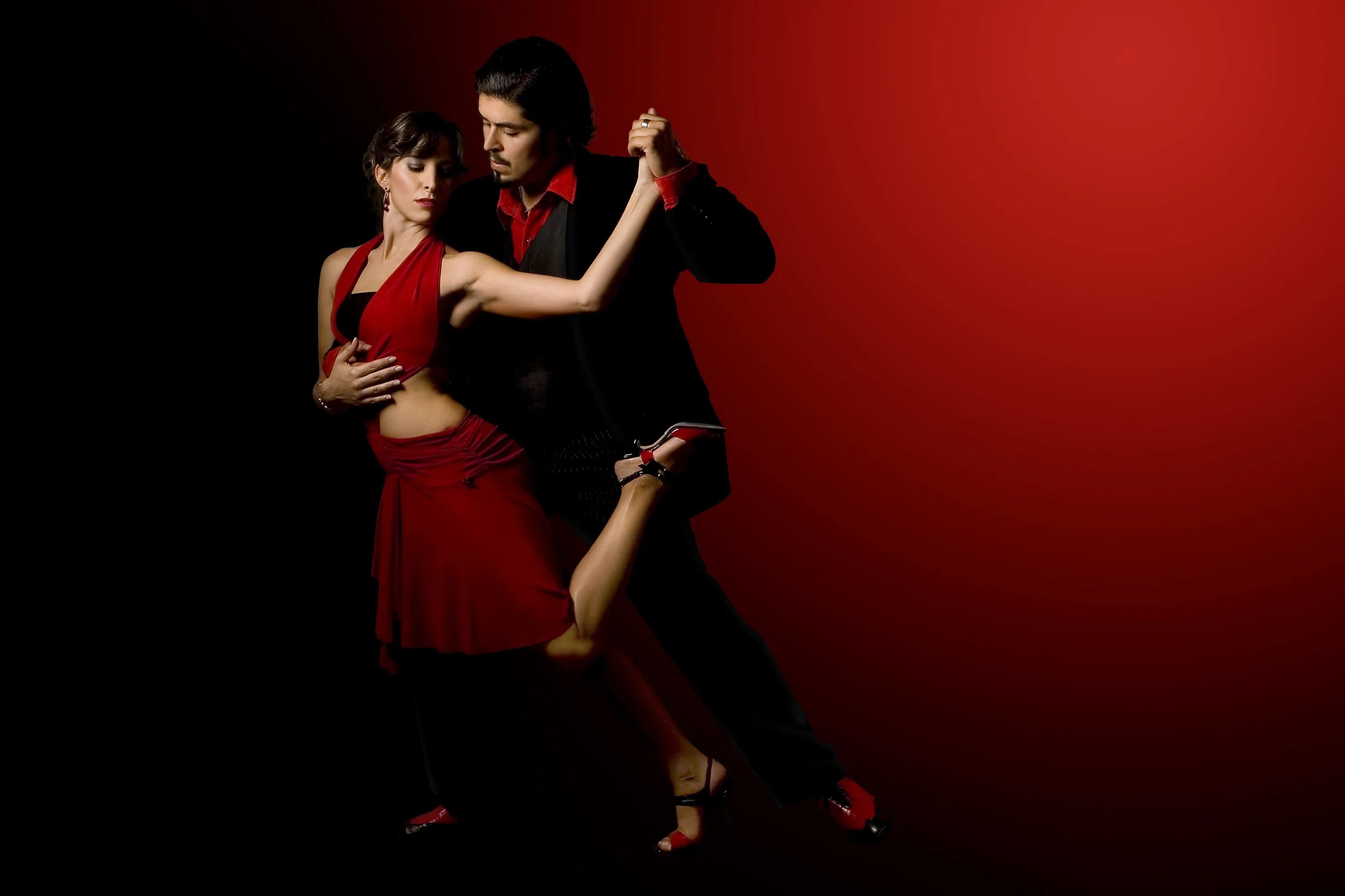 Женщины танцующие танго. Аргентинский танцор танго. Танго румба пасодобль. Педро альварес танго. Аргентинское танго.