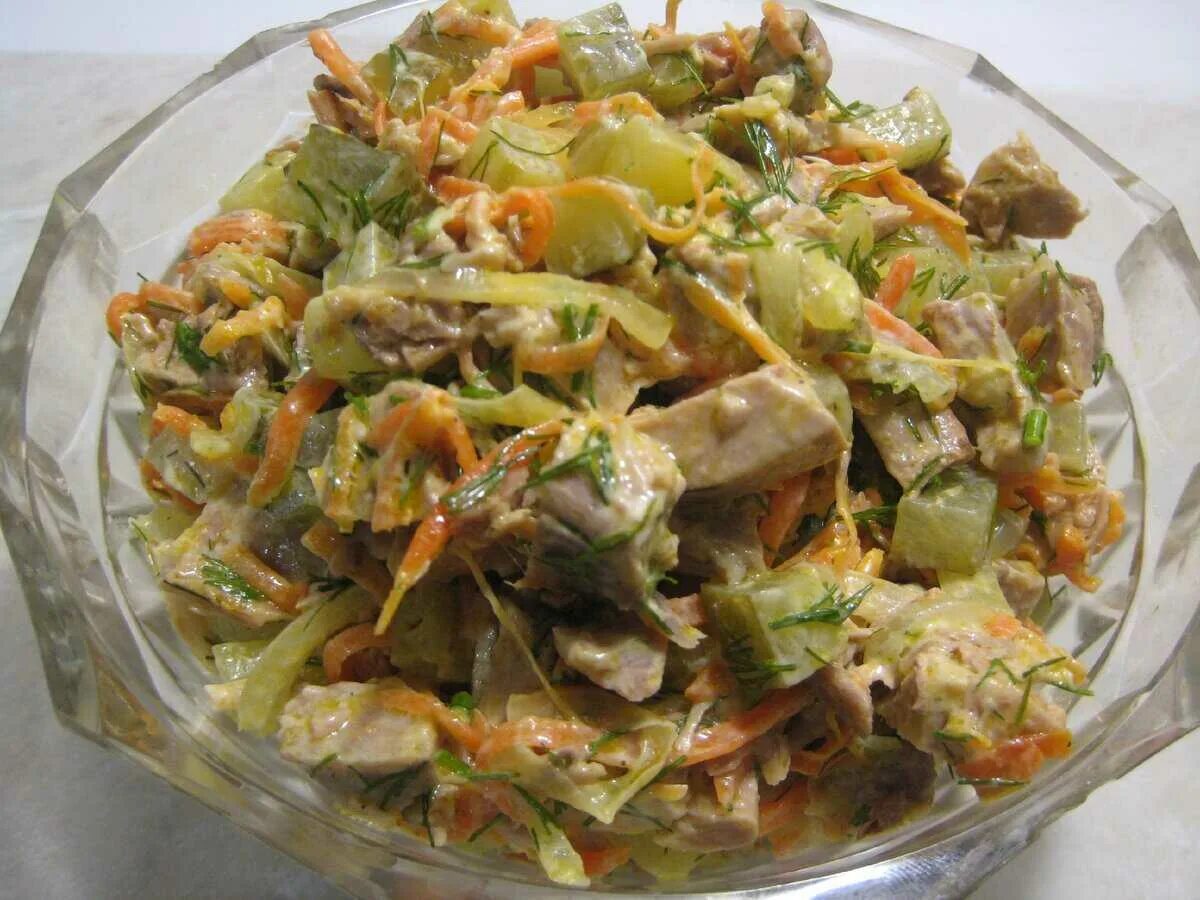 Грибной салат с курицей. Салат с копченой курицей и солеными огурцами. Татарское азу. Салат курица огурец яйцо. Салат с солнгыми онкрцами.