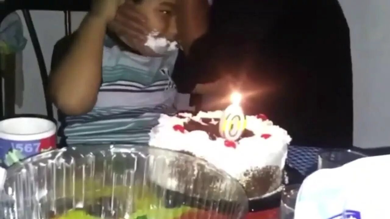 Девушку ткнули лицом в торт штырь. Горящий торт. Задувает свечи на торте.