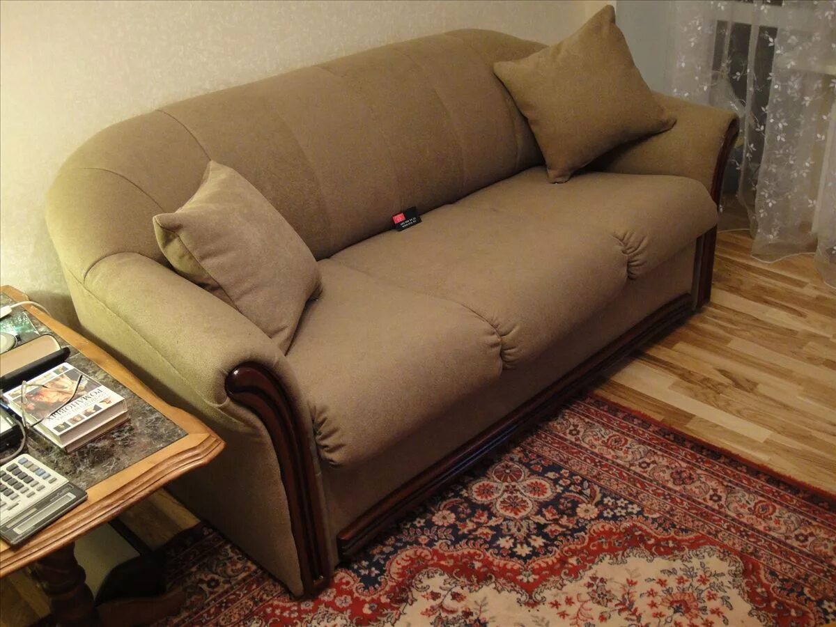 Обшивка мягкой мебели. Диван с дешевой обивкой. Обтяжка мягкой мебели. Материал для диванов обшивать диван. Угловой диван за 10000 рублей.