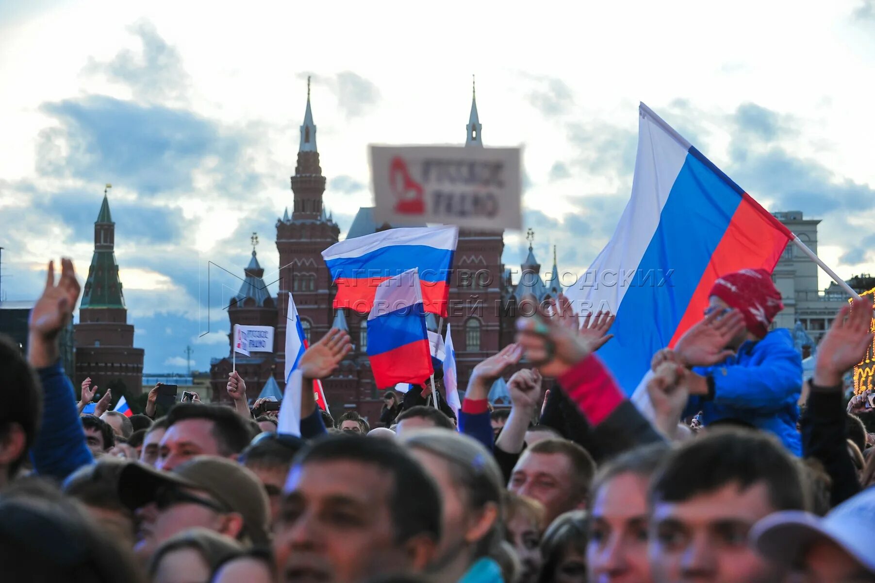 Сегодня на красной площади мероприятия в москве. День России красная площадь. Праздничный концерт на красной площади день России 11 июня. Концерт на красной площади день России 12 июня 2005 г. Красная площадь подготовка ко Дню России.