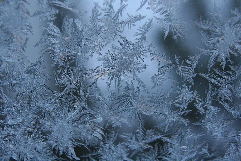 При сильных морозах на стеклах окон. Зимние узоры на стекле. Морозные узоры. Морозные узоры на окне. Узоры Мороза на стекле.