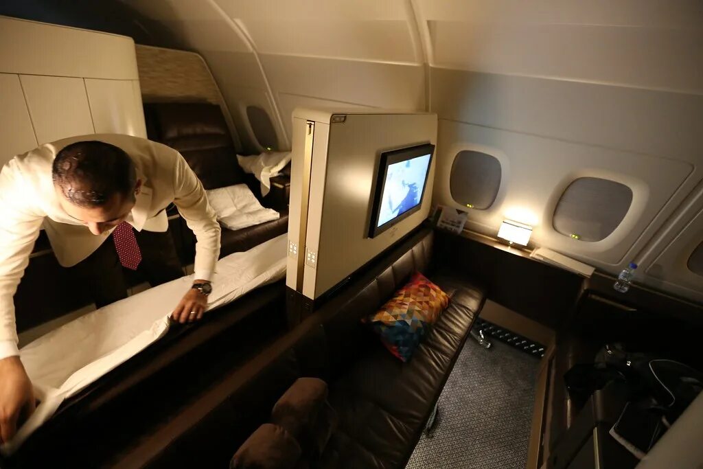 First class 0. А380 Этихад салон. Самолет Etihad Airways 1 класс. Etihad Airways first class. Спальные места для персонала в самолетах.