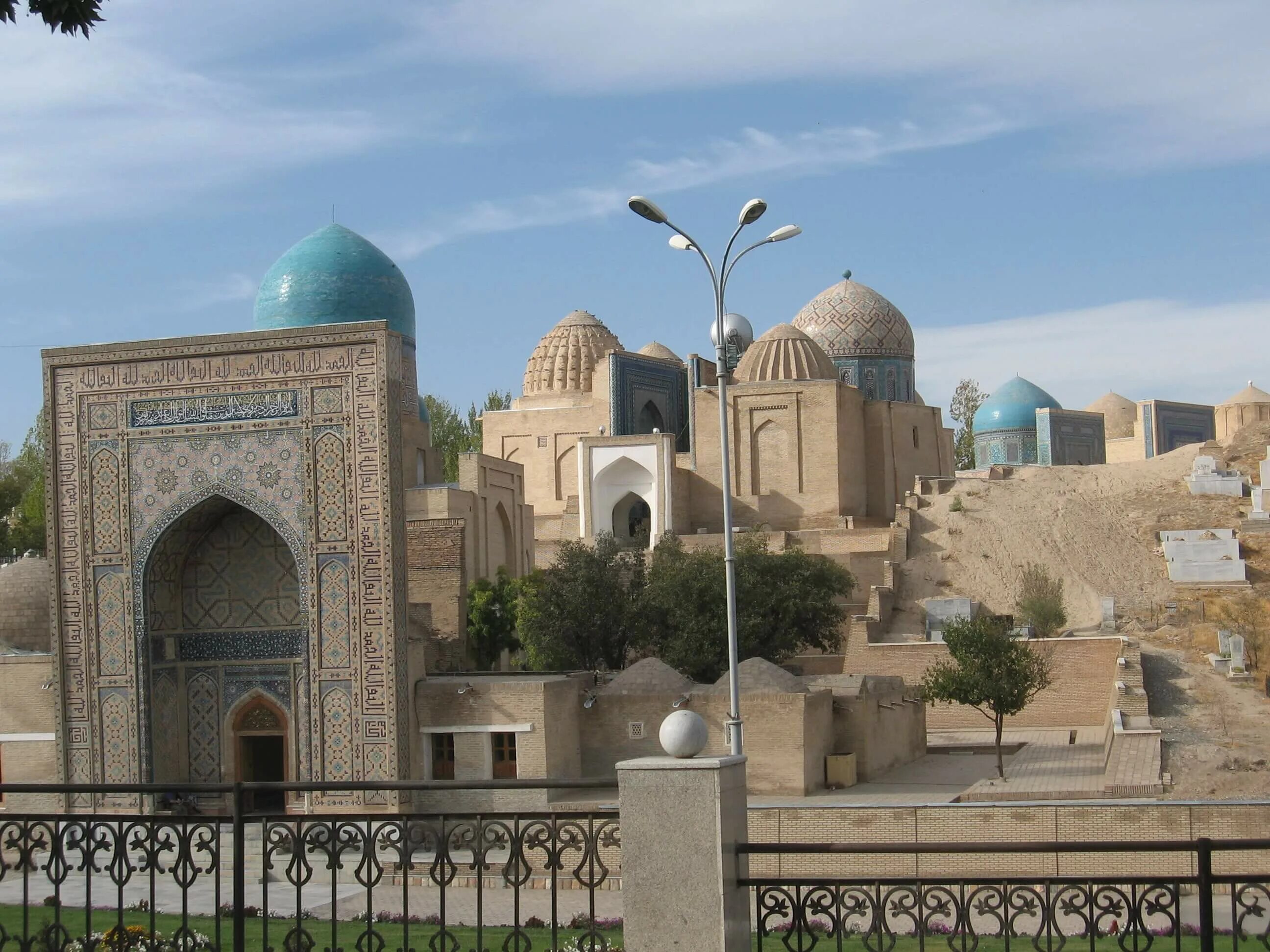 Комплекс мавзолеев шахи-зинда. Шах казахстан. Комплекс мавзолеев шахи-зинда. Мечеть шахи-зинда в самарканде. Нур шах актау.