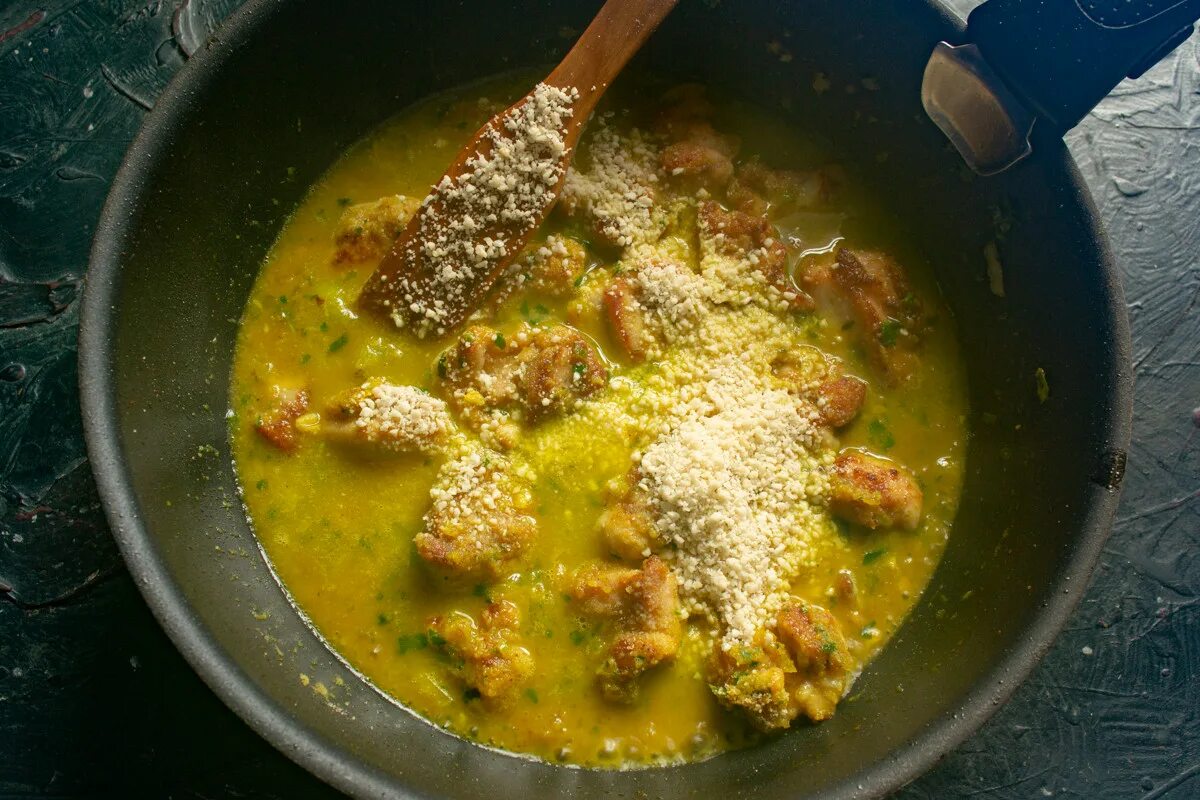 Как сделать карри. Курочка карри. карри из курицы. курица в соусе карри. курица с карри и сливками на сковороде.