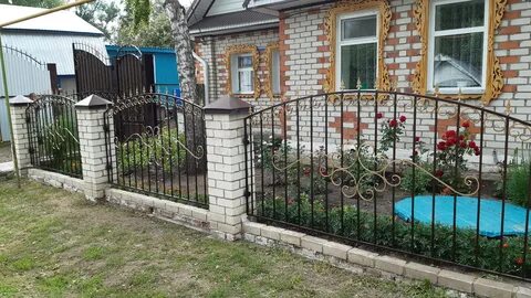 Палисадник перед домом металлические