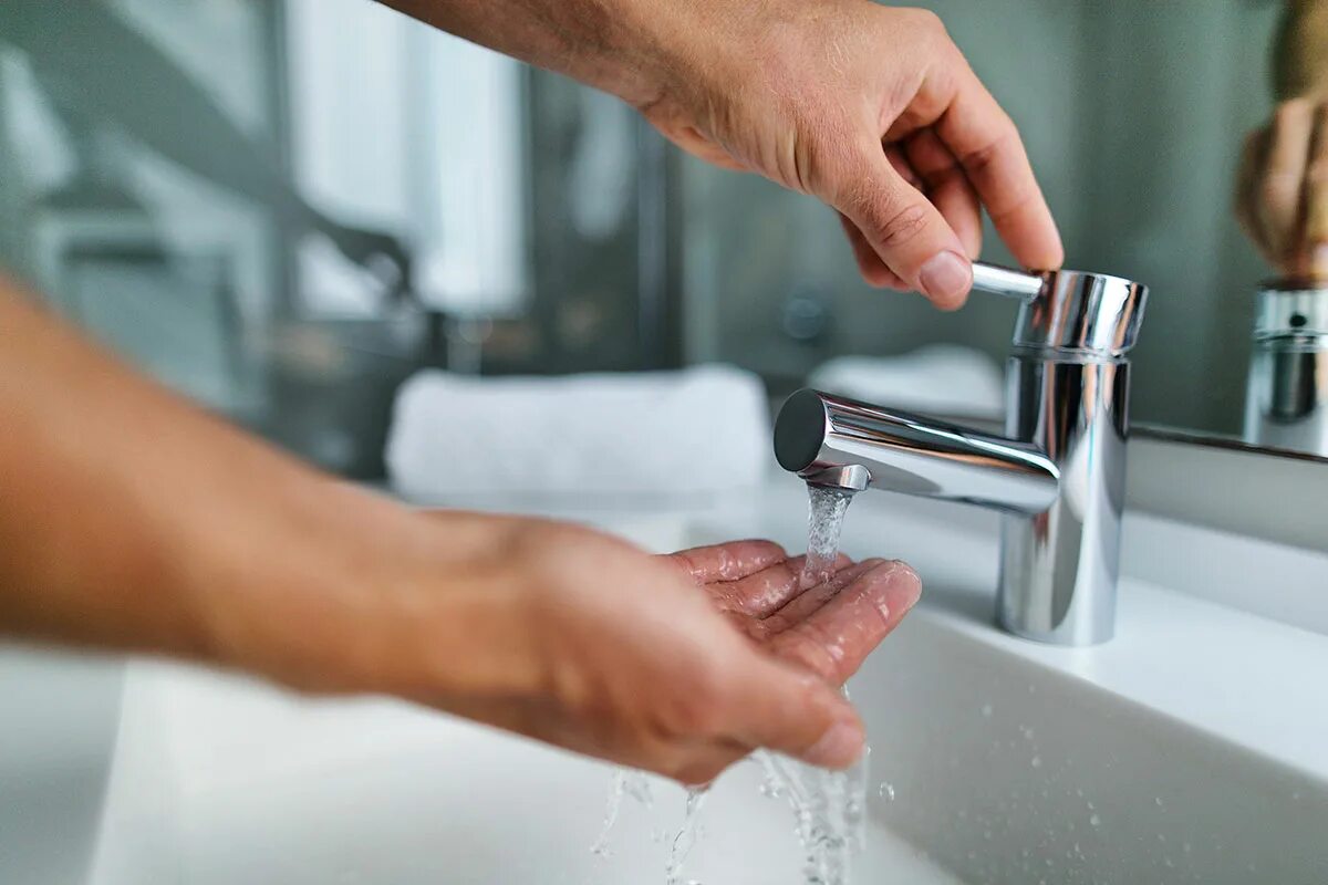 Бесплатная горячая вода. Кран вода руки. Открытый кран с водой. Мытье рук. Мытье рук под краном.