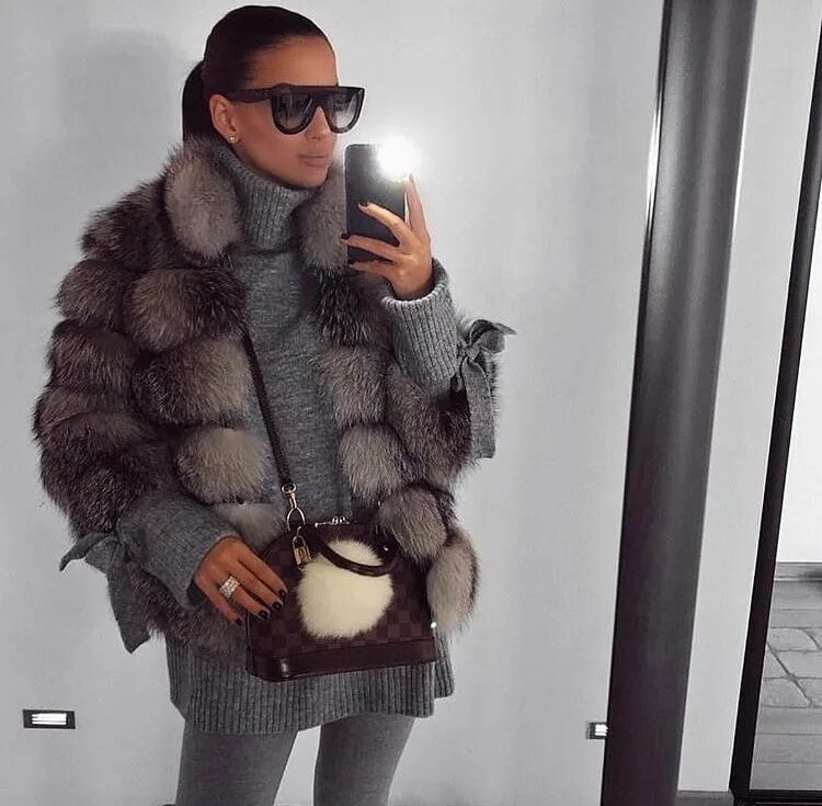 Подружка кота басика кошечка лили. Ли ли в шубке. Ли ли в шубке. Топи денис в шубе. Греет ли шуба.