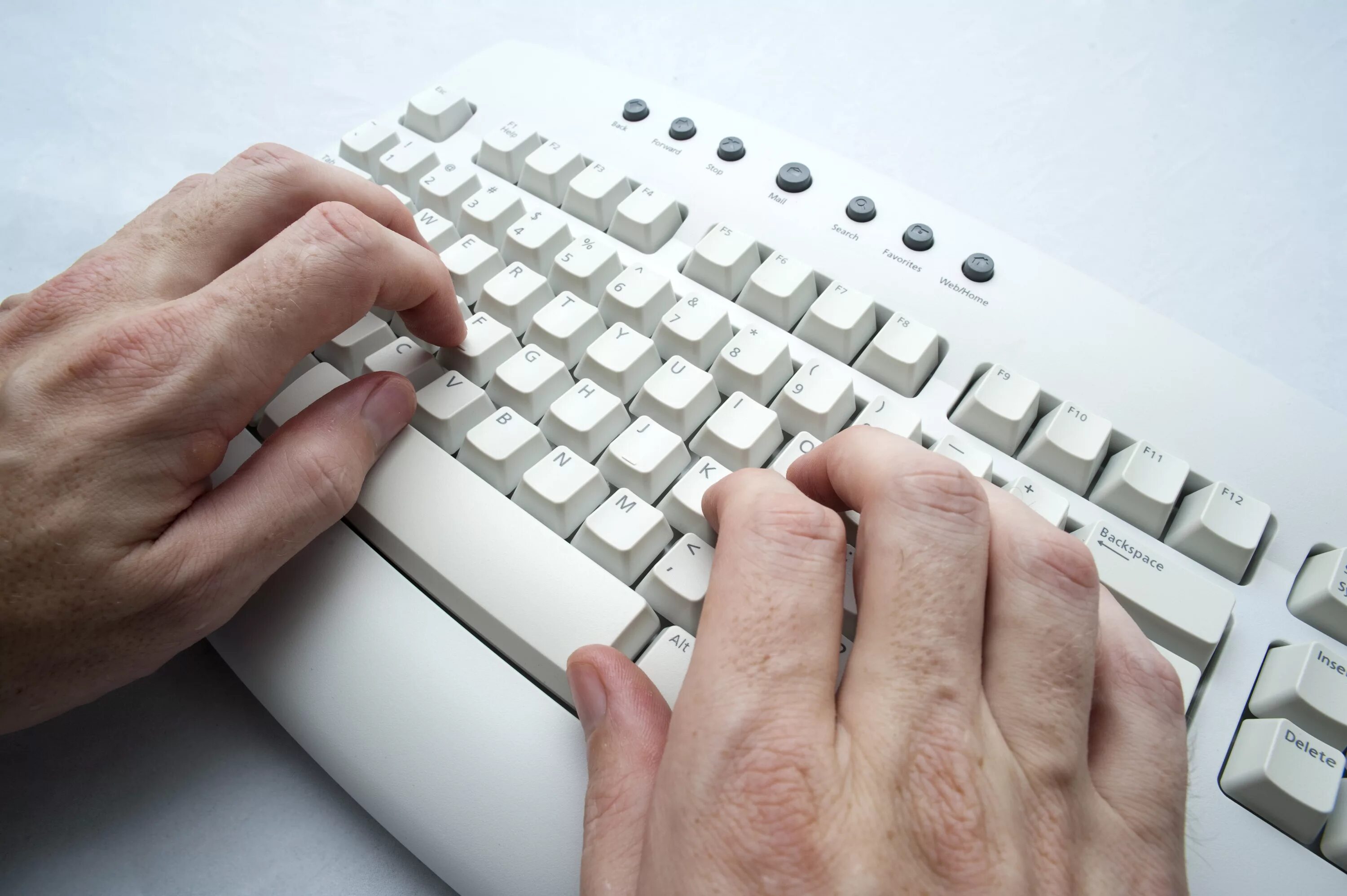 Руки на клавиатуре. Печатает на клавиатуре. Руки на клавиатуре программист. СПИД клавиатура. Page for typing