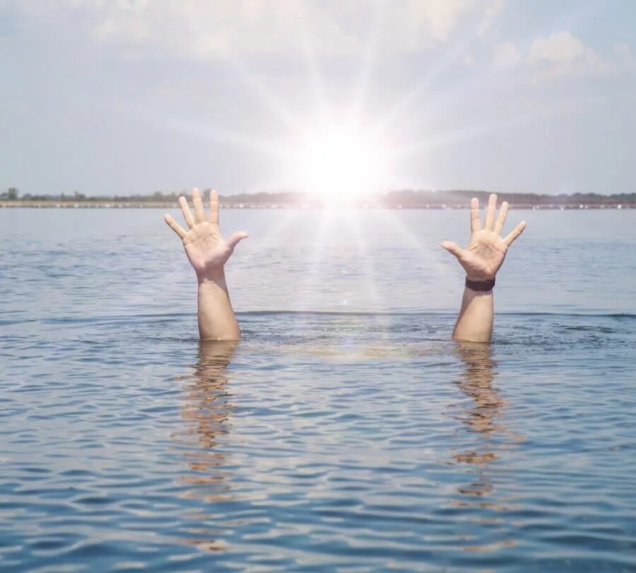 Вода в руках. Рука из моря. Девушка плывёт с руками. Вода в руках. Оно не тонет.