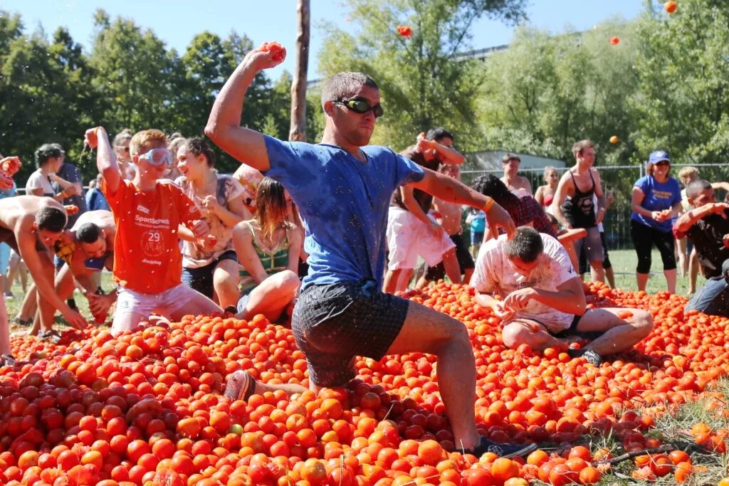 Кидает помидор. Фестиваль помидоров, Испания (la Tomatina). Фестиваль Томатина в Испании. Праздник Томатина в Испании. Фестиваль битва томатов Испания.