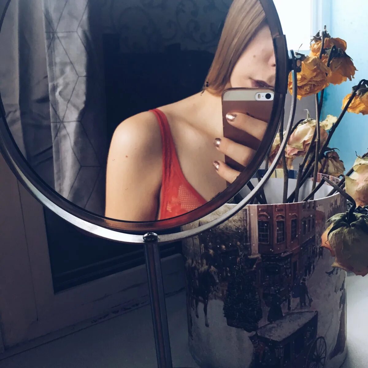 Фотка девушки перед зеркалом. Девушка в зеркале. фотосессия с маленьким зеркалом. девушка в белье перед зеркалом. девушка в зеркале эстетика.