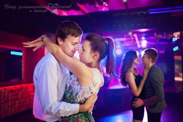 Песня наш последний поцелую клуба. Медленный танец в ресторане. Парень с девушкой на дискотеке. Медленный танец в клубе. Пара танцует в клубе.
