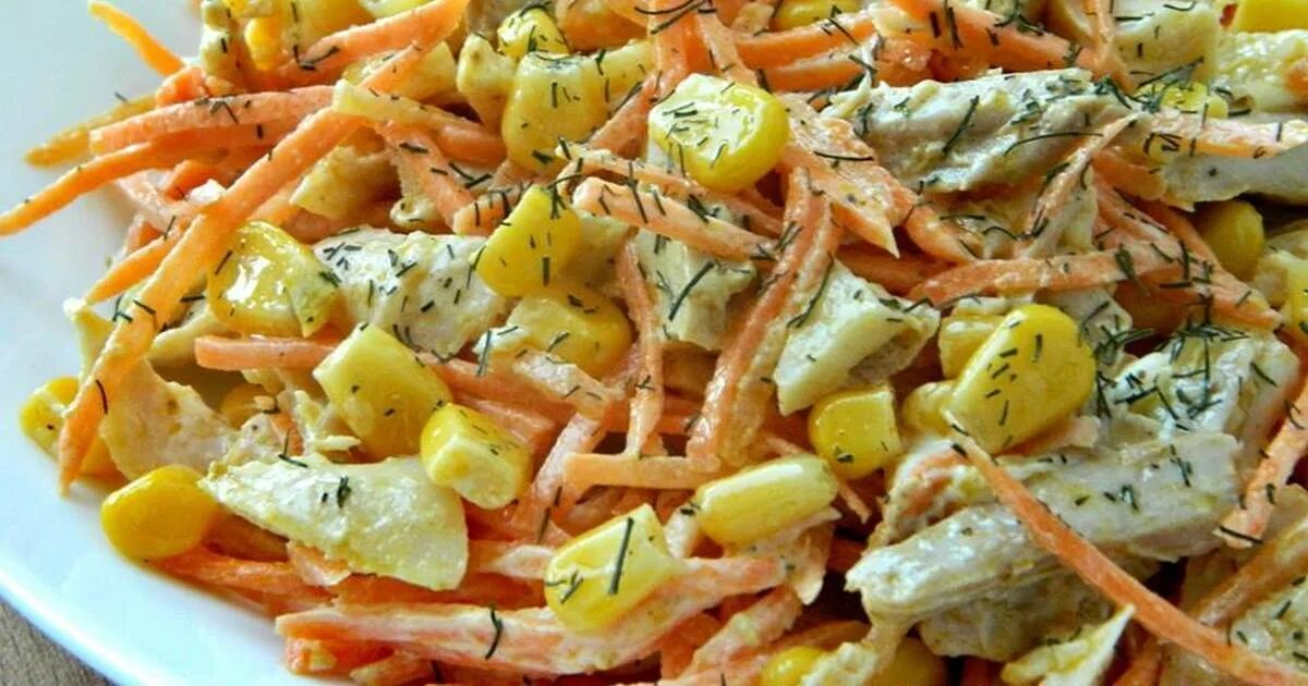 Копченая куриная грудка корейская морковь. Салат из копчёной курицы с корейской морковкой и кукурузой. Салат с морковью по-корейски и копченой курицей и кукурузой. Салат курица морковь по-корейски кукуруза. Салат с корейской морковкой и кукурузой.