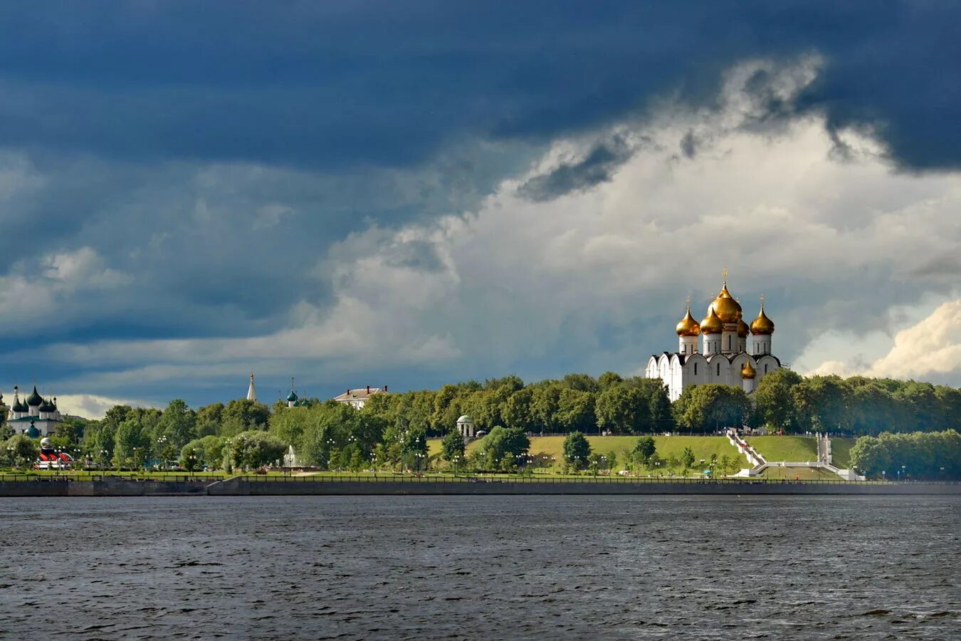 Крупные города расположенные на берегах волги. Река Волга Ярославль. Ярославль церкви возле Волги. Волга в Ярославской река. Церковь на реке Волга.