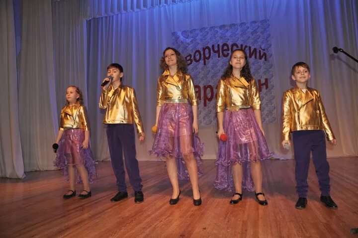 Группа индиго омск состав. Детские сценические костюмы для вокалистов. Индиго вокальная. Индиго вокальная. Группа вокала индиго.