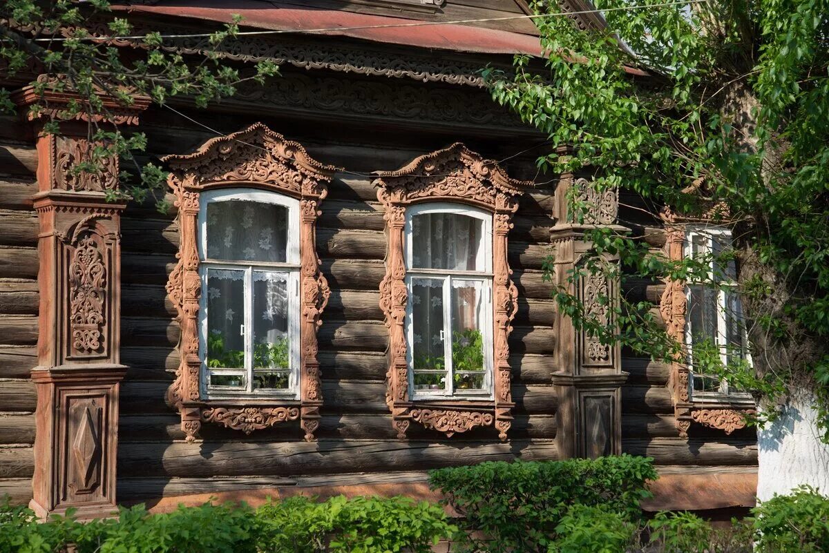 Дома старого образца. Старый деревянный дом. Старинный деревянный дом. Деревенский домик. Старые дома.