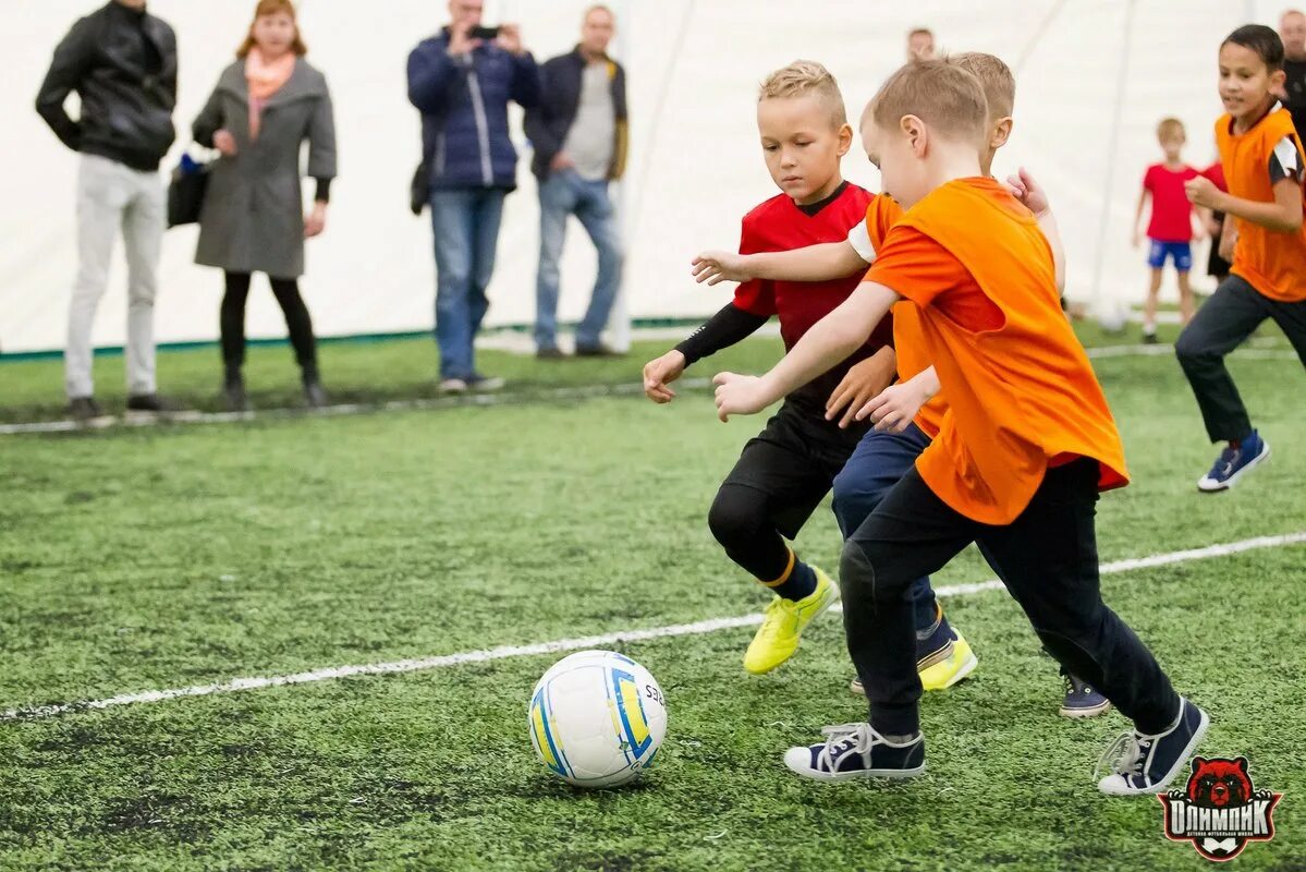 Football school. Футбольная школа Олимпик. Футбольная школа для детей. Занятия футболом в школе. Школа футбола для детей 8 лет.