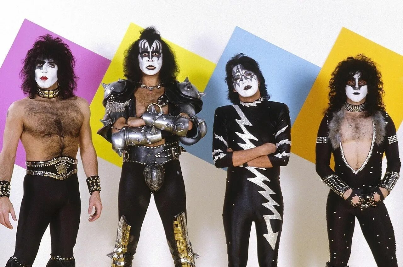 Группа кисс 1973. Глэм рок группа kiss. Группа кисс 1973. Глэм рок группа kiss. Kiss u cornerprod.