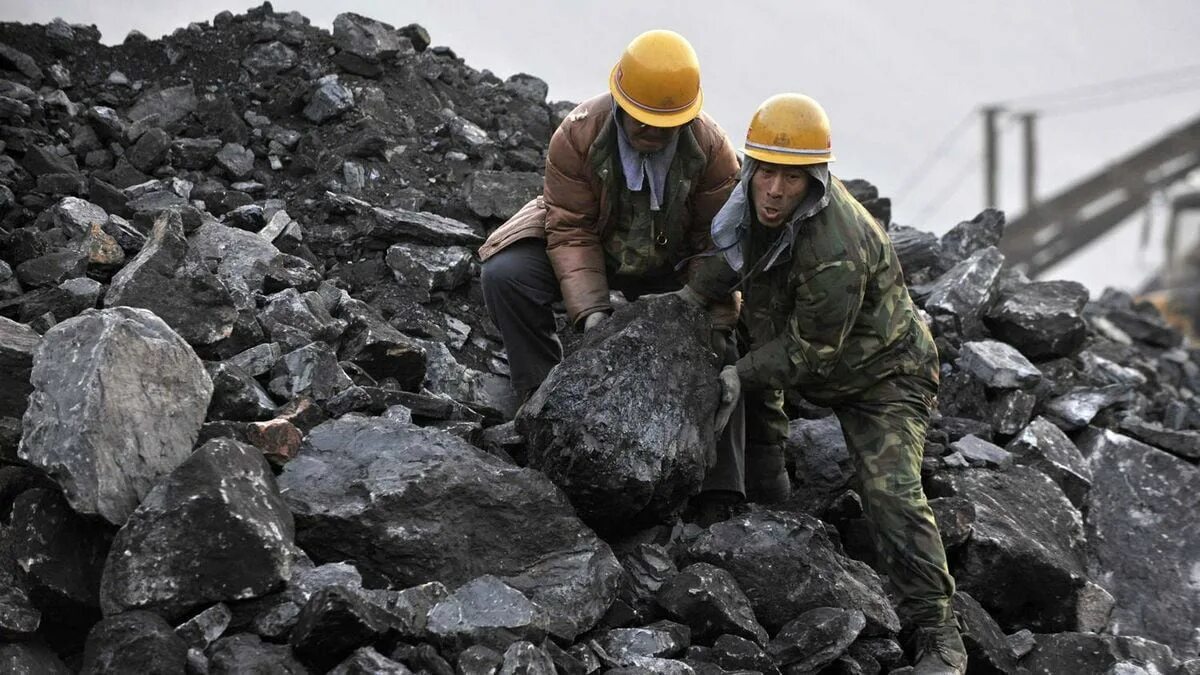 Что дает добыча. Угольная промышленность. Добыча полезных ископаемых. Добыча угля. Уголь в шахте.