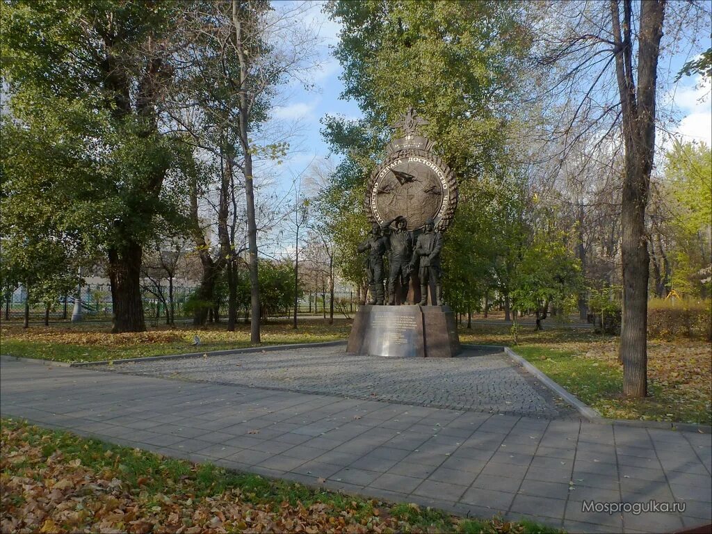 Сквер девичьего поля 9 мая. Девичье поле памятник. Памятник льву толстому в сквере девичьего поля. Сквер девичьего поля москва. Памятник толстому меркурова.