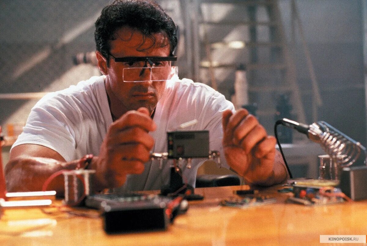 Специалист со сталлоне. Специалист фильм 1994. Сильвестр сталлоне 1980. Специалист со сталлоне. Специалист 1994 шэрон стоун.