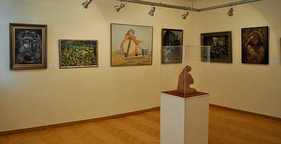 Дагестанский краеведческий музей. Дагестанский музей изобразительных искусств. Музей изобразительных искусств имени гамзатовой. Музей изобразительных искусств им. Музей изо махачкала.