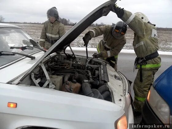 После устранения аварии. Деблокирование автомобиля. Спасатели МЧС деблокирование автомобиля. Деблокирование при ДТП это. АСР при ДТП деблокирование пострадавших.