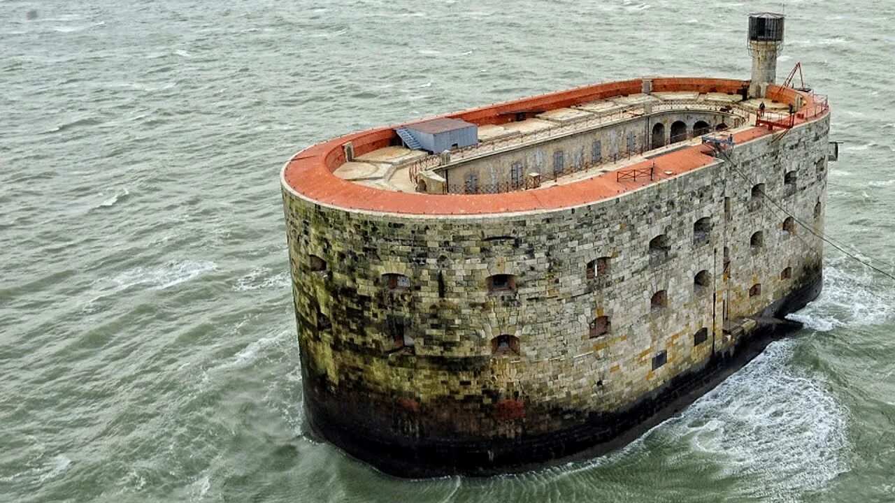 Загадочная крепость. Форт Боярд крепость. Тюрьма в море Форт Боярд. Форт Боярд замок. Атлантический океан Форт Боярд.