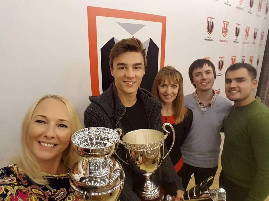 Официантка подросток. Кафетерий на работе. Russian spring 2. Part time job. Английский full time part time.