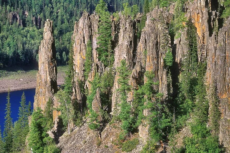 Тайга Енисейский Кряж. Красноярск Енисейский Кряж. Енисейский Кряж горы. Красноярск река Енисей столбы.