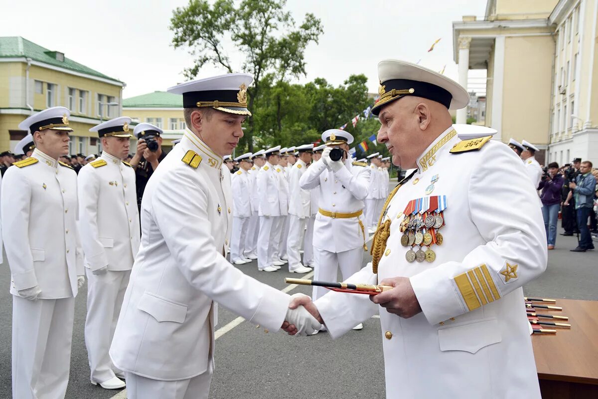 Военный морской офицер. Парадная форма (офицеров, мичманов) ВМФ России. Капитан-лейтенант ВМФ. Парадная форма капитана 1 ранга ВМФ. Выпуск ТОВВМУ 2019.