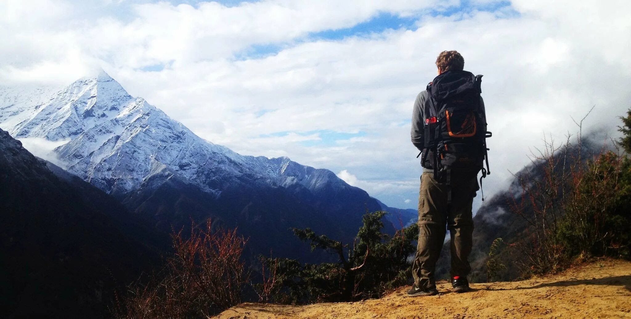 Explore the journey. Увлекательное путешествие. Собирание рюкзака. Парень с рюкзаком. Explorer человек.