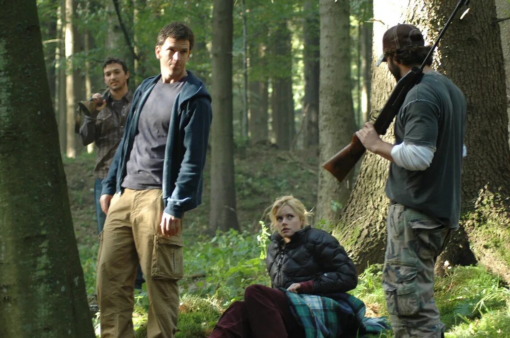 Девушка убегает в лес. Брианна браун чужой лес. Человек заблудился в лесу. Девушка бежит по лесу. Приколы в лесу.