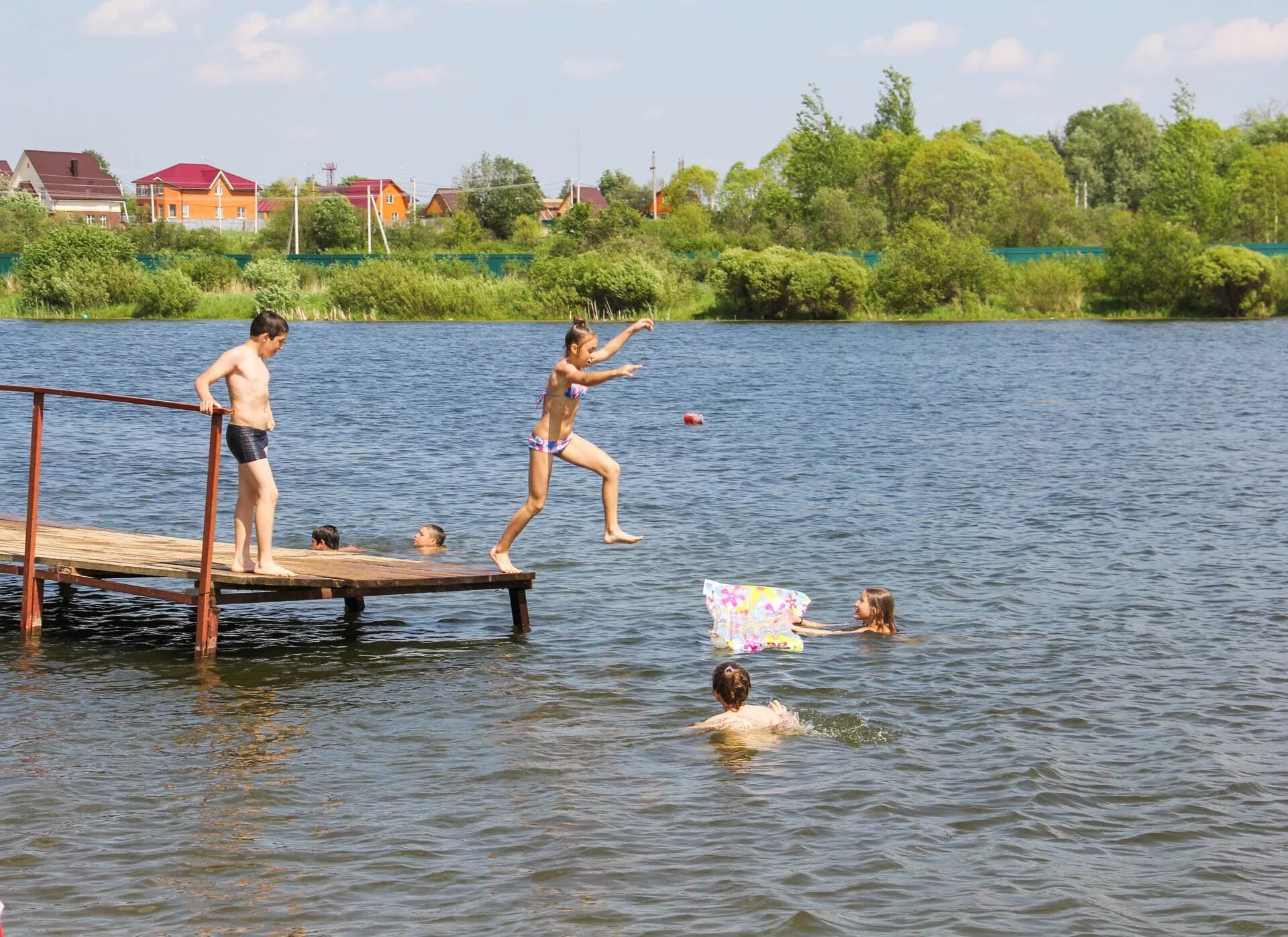 Почему в озере купались. Купание в озере. Купание на речке. Пляж на озере. Пляж на пруду.