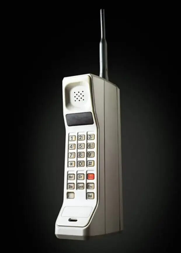 Старые новые мобильные телефоны. Моторола DYNATAC 8000x. Телефон Motorola DYNATAC 8000x. Motorola DYNATAC 8000x 1983 год. Первый сотовый телефон Motorola DYNATAC 8000x.