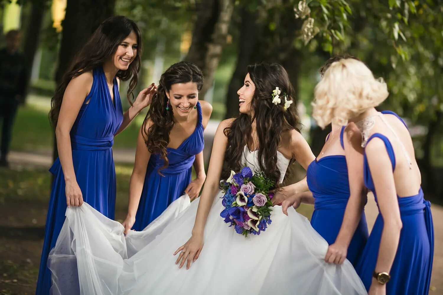 Была на свадьбе у подруги. Синее платье подружки невесты. Свадьба в синем цвете. Невеста и подружки невесты. Cbybtе платья подружек невесты.