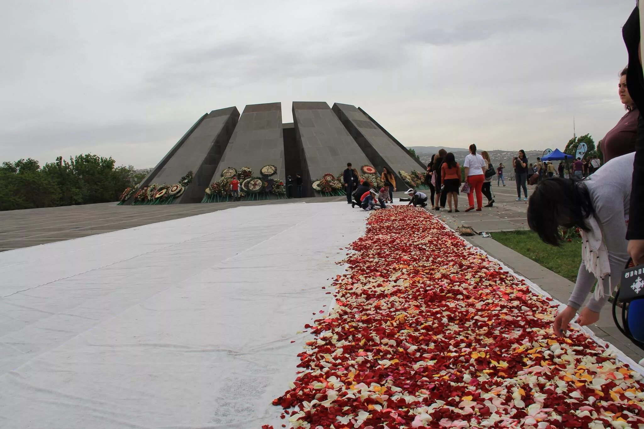 24 апреля 19 года. Мемориал геноцида армян. Мемориал жертвам жертвам геноцида. Мемориал жертв геноцида армян цветы.