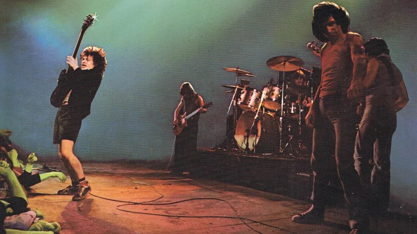 Слушать назад в юность. Группа AC/DC 1977. AC/DC - Let there be Rock 1980. AC DC 70s. AC DC 1980.