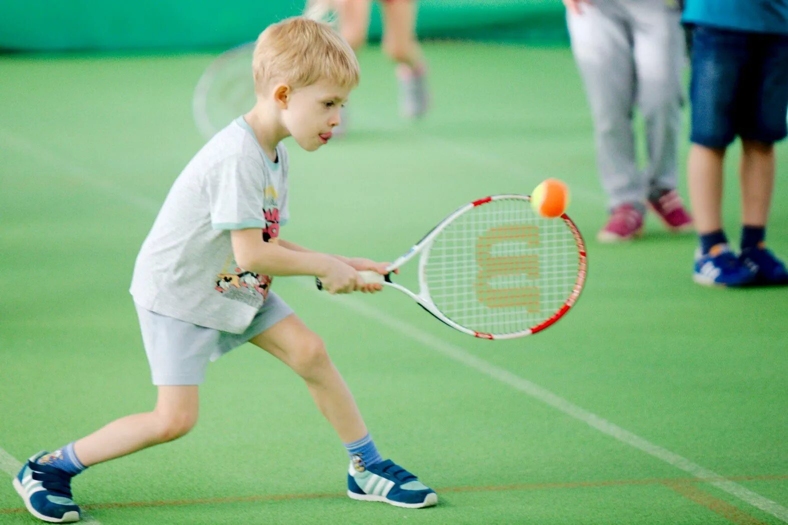 I play tennis. Теннис дети. Большой теннис дети. Мальчик теннис. Теннис секция для детей.