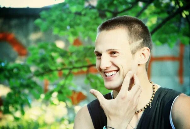 один дома 2 метрдотель. женщина улыбается. улыбка 2. тим карри один дома. красивая улыбка.