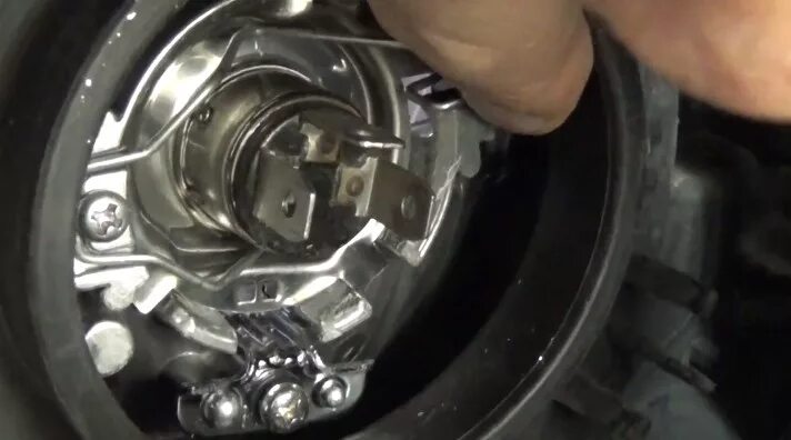 Лампочки заднего хода лансер 9. Лампочка ближнего света лансер 9. Как поменять лампочку на лансер 9. Как поменять лампочку на лансер 9. Лампа ближнего света ланцер 9.