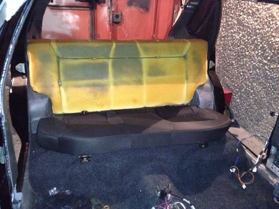 Ваз 2131 нива заднее сиденье. Спальное место в авто. Салон такси заднее сиденье. Без задних сидений. Ваз 2104 серебристая багаж.