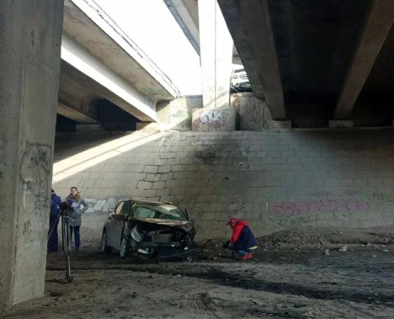 мост через реку баргузин. мост в машине. в клину машина упала с моста. ограждение эстакады. жд мост упал.